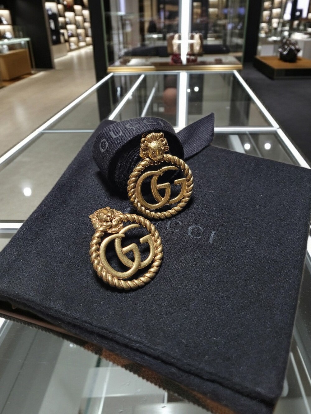 Gucci Gold-Tone Lion Head & Interlocking G Hoop Drop Earrings Vintage - Picture 5 of 9